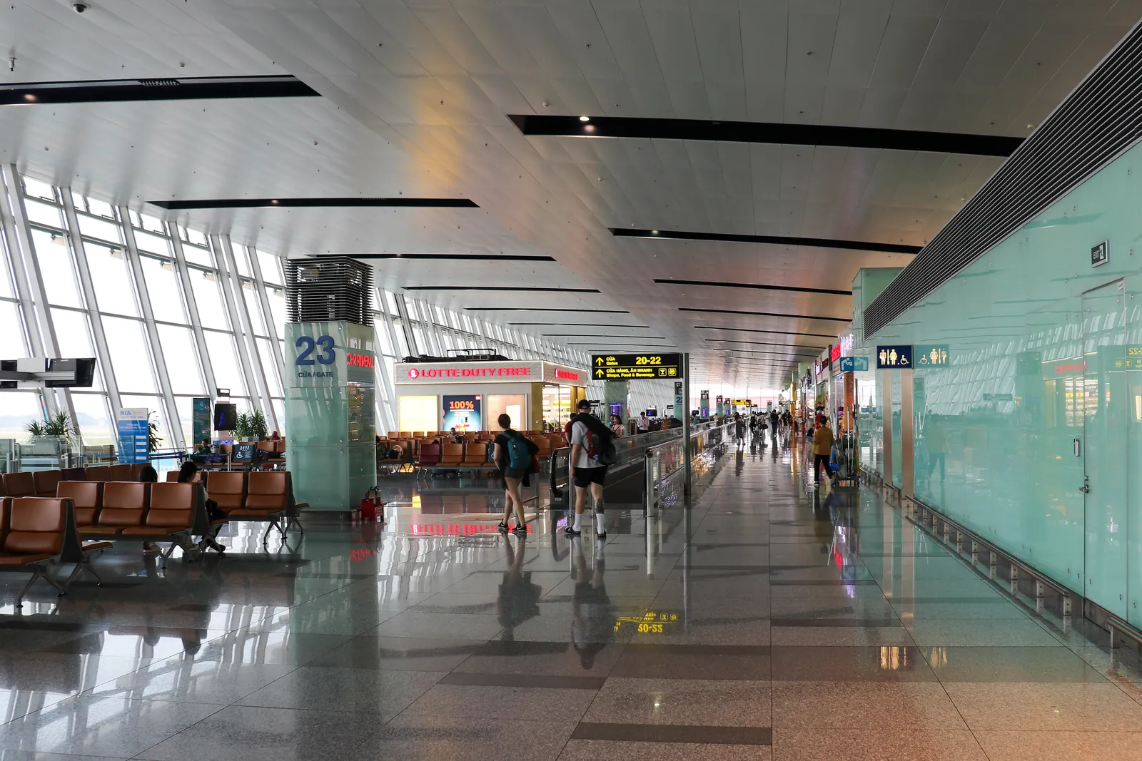 Gatehallen för utrikes avgångar på Noi Bai-flygplatsen i Hanoi med väntande resenärer