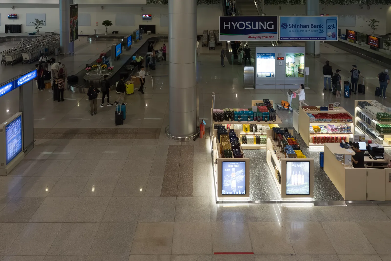 Bagagehallen för internationella ankomster på Tan Son Nhat-flygplatsen med taxfreebutik och bagageband