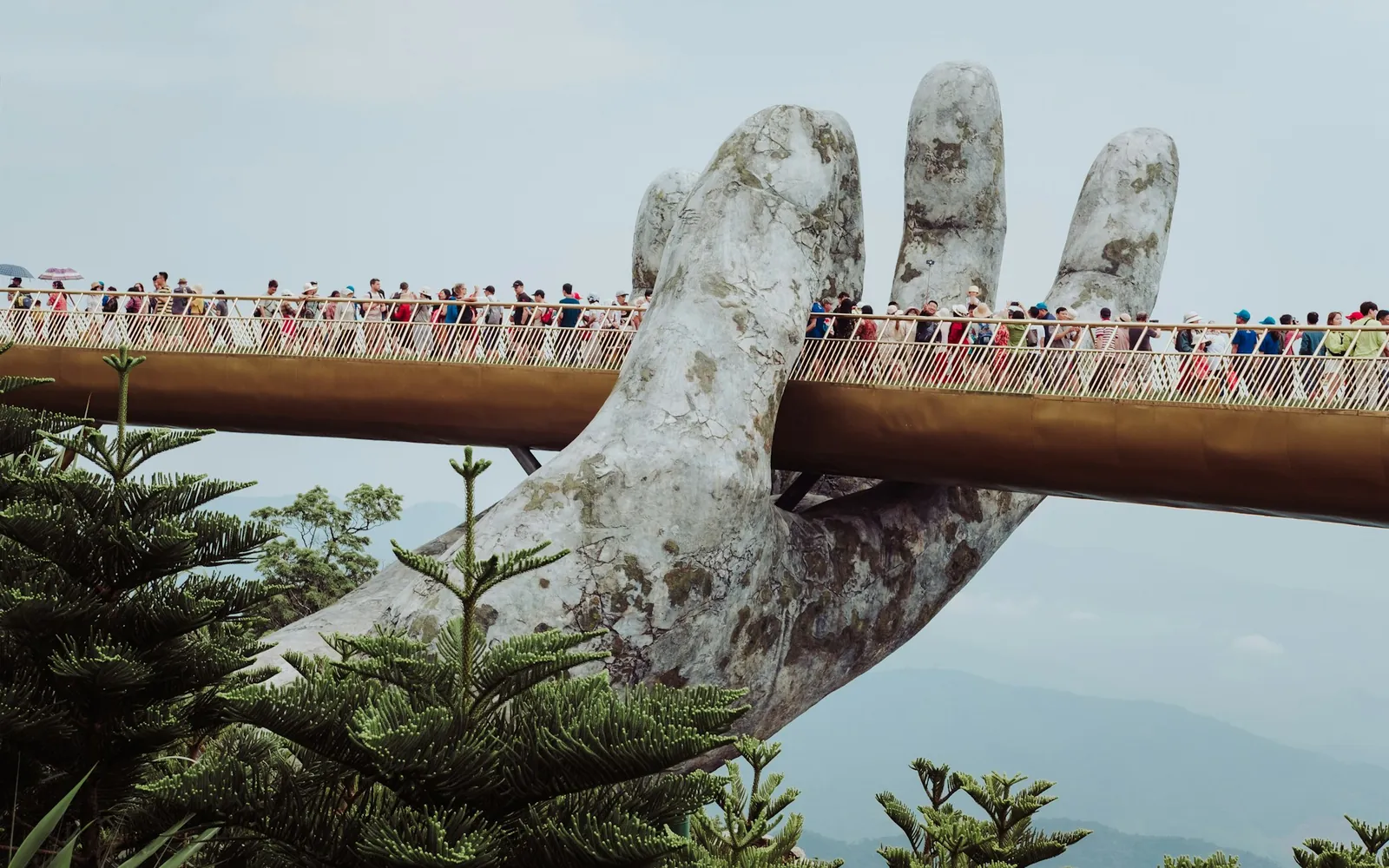 Golden Bridge på Ba Na Hills, gångbron som bärs upp av två stora stenhänder