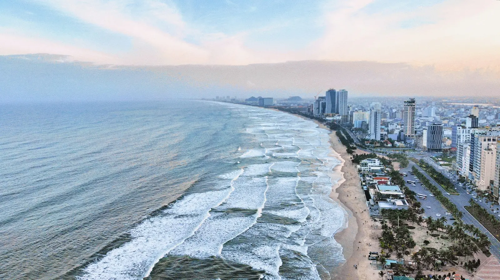 My Khe-stranden i Da Nang med vågor och hotell längs kusten sett från ovan
