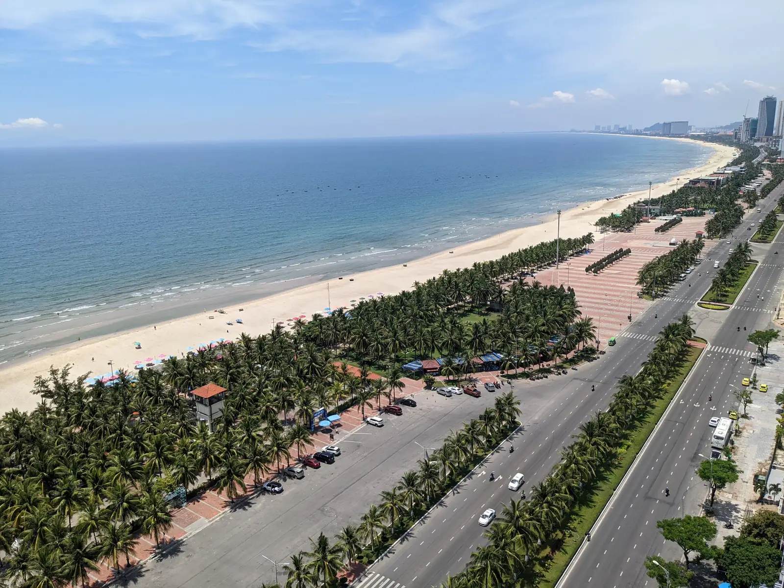 My Khe-stranden i Da Nang med palmpark och kustvägen, sedd från ett hotell ovanifrån