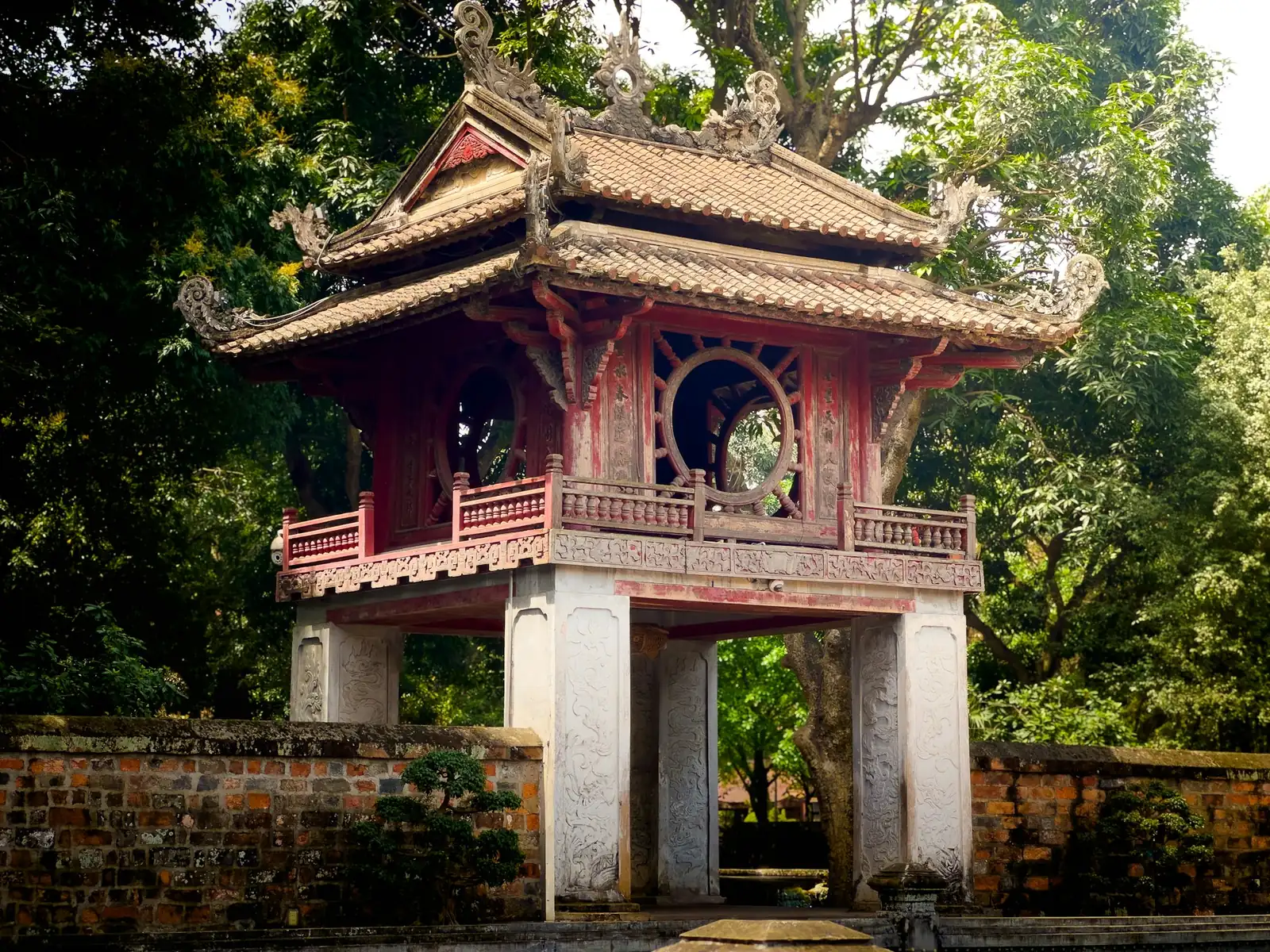 Paviljongen Khue Van Cac bland höga träd i Litteraturtemplet i Hanoi