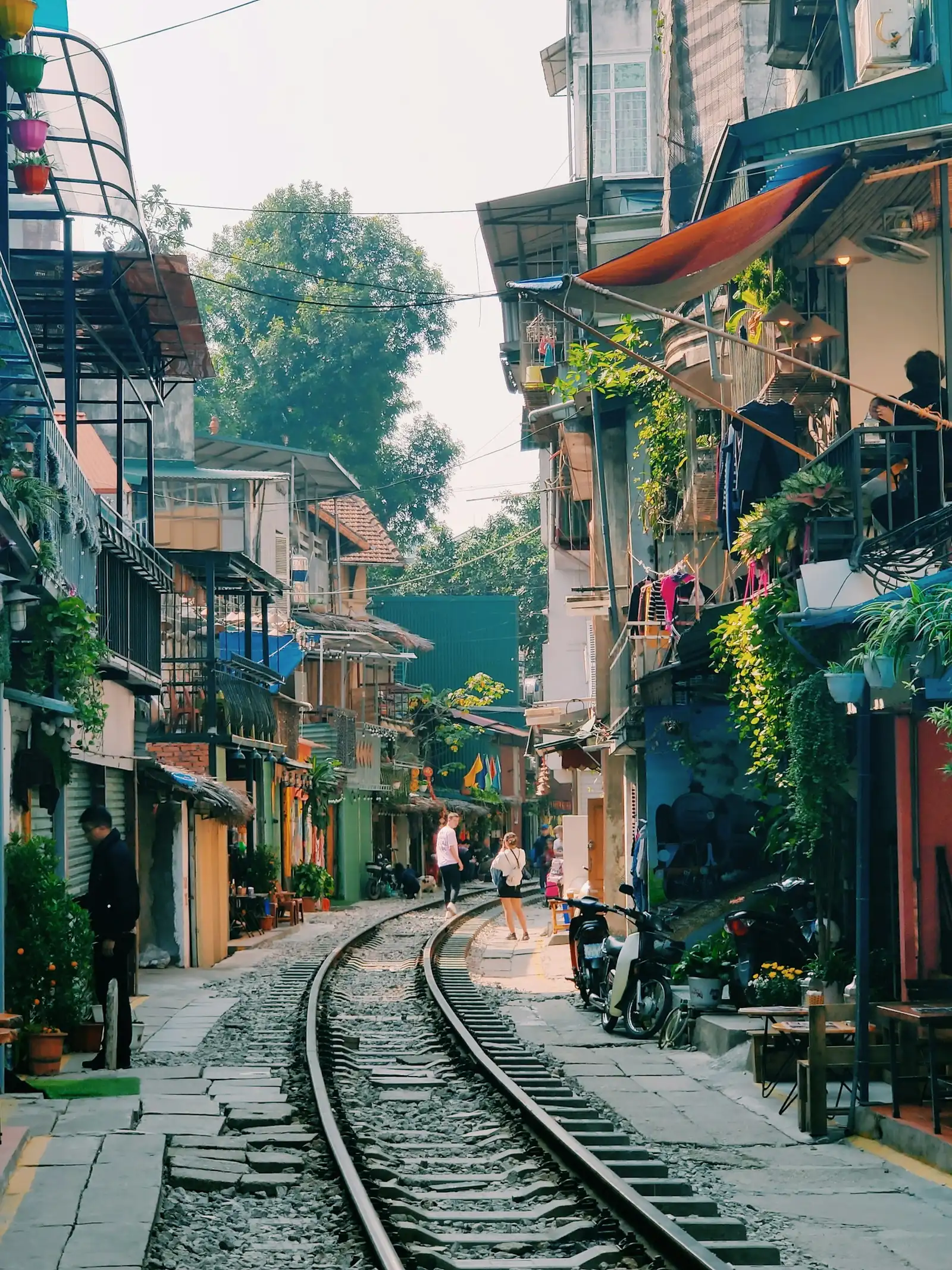 Järnvägsspåret som går tätt mellan husen på Train Street i Hanoi