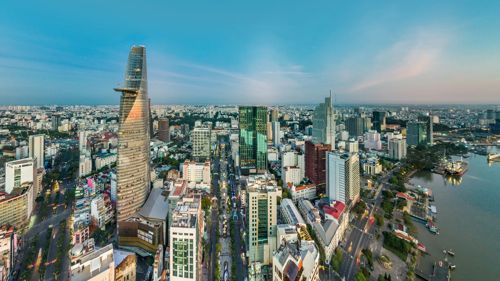 Utsikt över Distrikt 1 i Ho Chi Minh-staden med Bitexco-tornet, gågatan Nguyen Hue och Saigonfloden