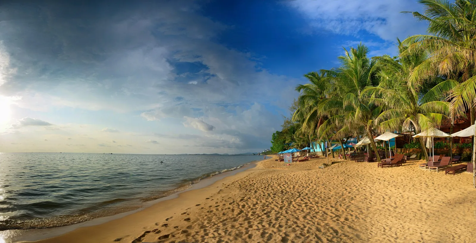 Long Beach på Phu Quoc med palmer, solstolar och gyllene sand i eftermiddagsljus