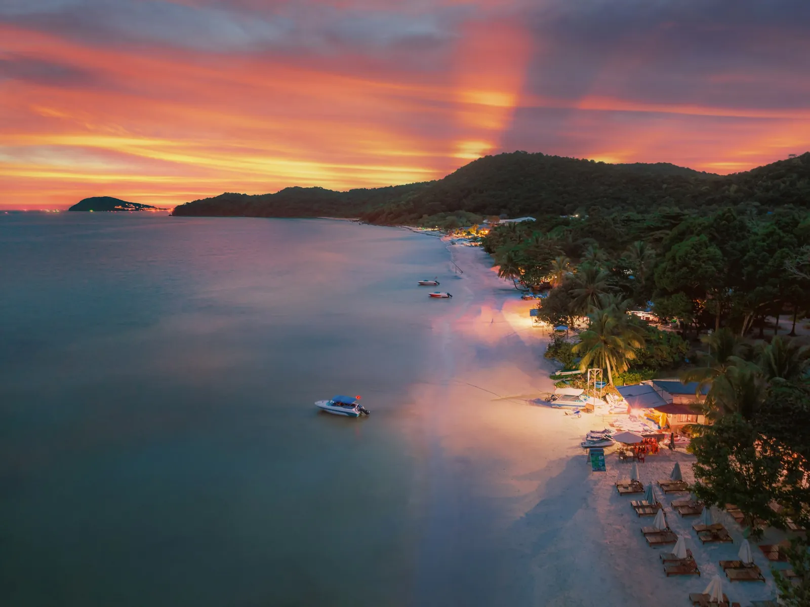 Strand med resorter vid Phu Quoc i solnedgången