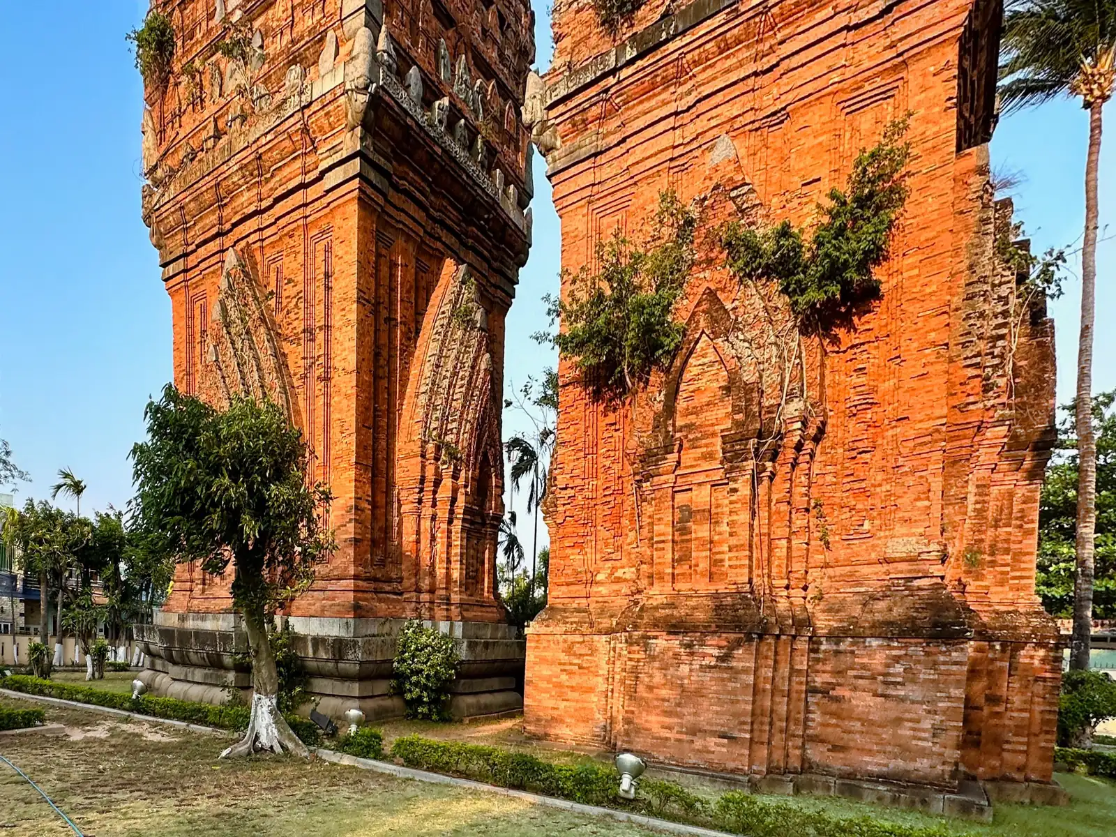 Tegeltornen Thap Doi, två cham-tempel från 1100-talet inne i Quy Nhon