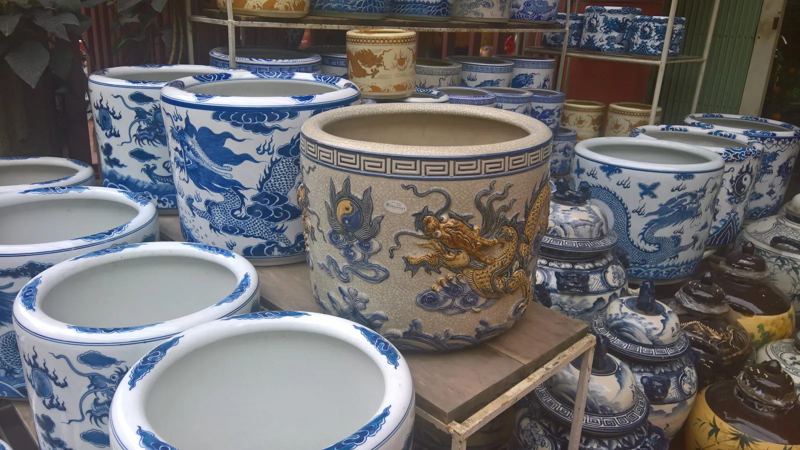 Blåvita keramikkrukor med drakmotiv till salu i en butik i keramikbyn Bat Trang utanför Hanoi