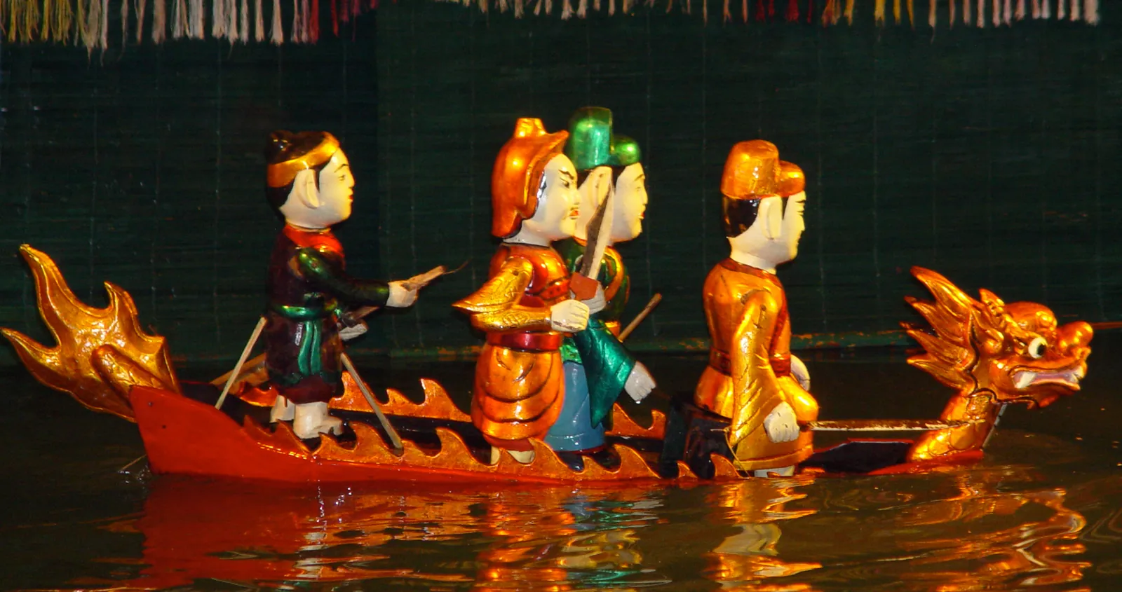 Vattendockor i en drakbåt under en föreställning på Thang Long-teatern i Hanoi